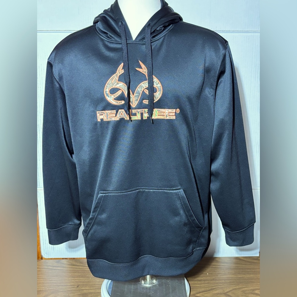 REALTREE men’s 2XL black hooded sweatshirt. Kangaroo pocket. NWOT very nice